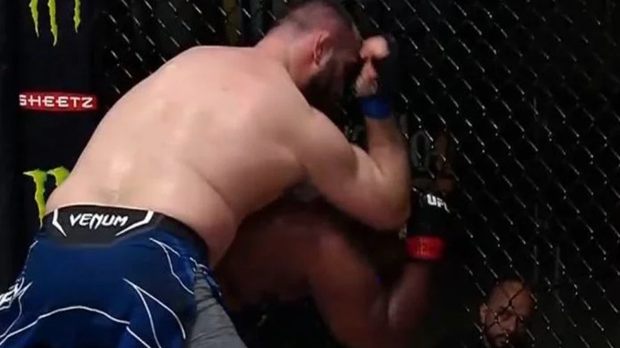 Chris Barnett izgubio spornom sudačkom procjenom, Francis Ngannou poručio: "Namjera je bila jasna"