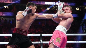 Šok na boksačkom tronu: Dmitry Bivol brutalnom predstavom savladao Canela Alvareza!