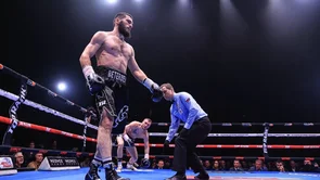 Artur Beterbiev ostaje prvak poluteške kategorije: obranio je pojaseve nokautiravši Deinesa u 10. rundi