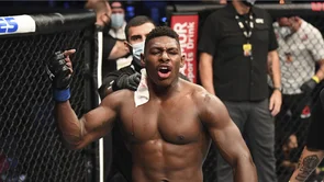 Nova UFC-ova zvijezda bez obzira na uspjehe u Octagonu, još uvijek radi u drogeriji