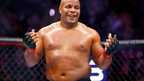 Cormier objasnio da se borba s Miočićem mora dogoditi do ljeta ili je gotov