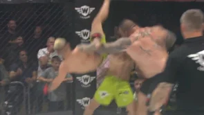 Britanski snagator slavio u bizarnom MMA meču: Jednog protivnika 'zakucao' u pod, drugog brutalno nokautirao!