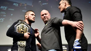Na sučeljavanju Khabib šutnuo Fergusonov pojas, a on mu je poslao pusu