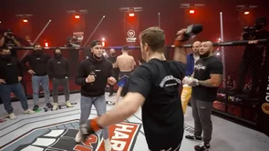 Kako mu je to palo na pamet? Borac iz Rusije mikrofonom pogodio potencijalnog protivnika!
