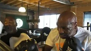 Mike Tyson demonstrirao silu: Pogledajte 'Irona' i njegov eksplozivan rad na fokuserima!