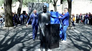 Predstavljen spomenik Mati Parlovu! Legendarni boksač dobio svoj kip u centru Pule
