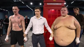 Rusi organizirali možda i najbizarniji event godine: Pogledajte kako izgledaju mečevi u telefonskoj govornici!