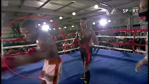 Uznemirujuće scene iz Afrike: Boksač dezorijentirano 'mlatarao' po ringu!