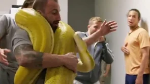Neugodno iznenađenje: Brian Ortega podmetnuo Volkanovskom ogromne zmije u svlačionicu