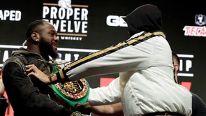 Wilder i Fury su se verbalno i fizički sukobili na pozornici, razdvajali ih zaštitari