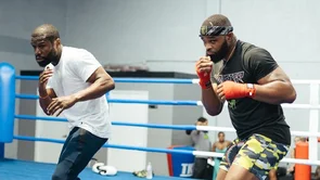 Floyd Mayweather pomaže Tyronu Woodleyju u pripremi za meč s YouTube zvijezdom!