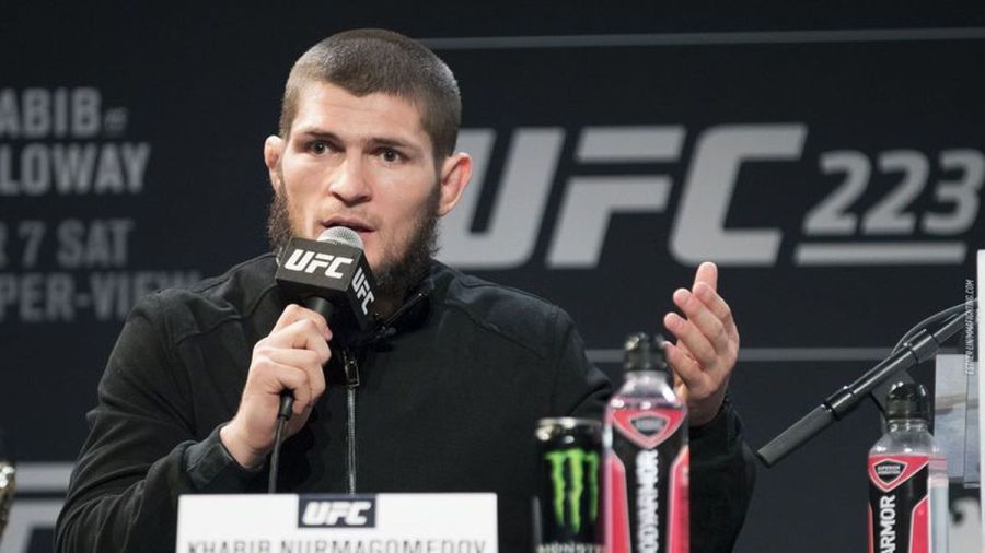 Khabib novinaru: “Prestanite postavljati glupa pitanja.”
