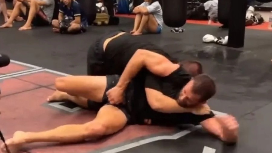 Impresivna kontrola: Khabib Nurmagomedov proveo Lukea Rockholda kroz 'školicu' grapplinga!