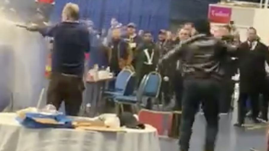Stravični prizori nam dolaze s juniorskog boksačkog prvenstva u Engleskoj, mahalo se sjekirama, letjele stolice..