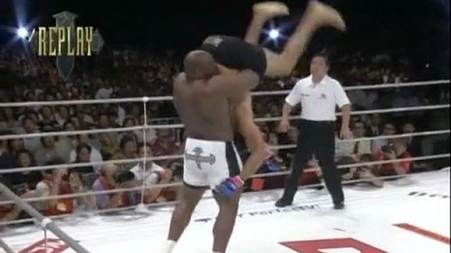 Bob Sapp vs 'Minotauro': Prisjetimo se jednog od najlegendarnijih okršaja u PRIDE-u!