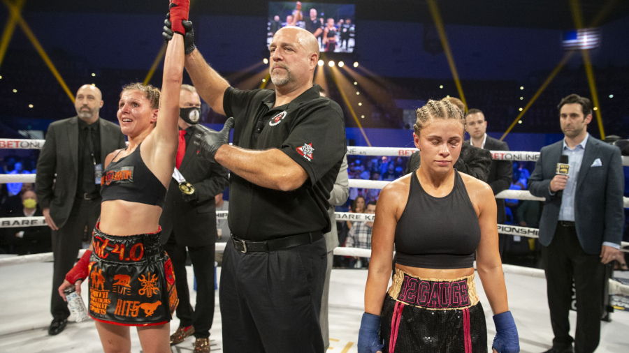 Paige VanZant poražena u debiju u boksu bez rukavica 